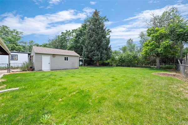 a view of a house with backyard and garden
