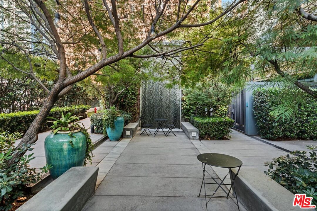 849 South Broadway, Unit 604 Los Angeles, CA 90014 - Photo 32 of 43 a view of a backyard with sitting area