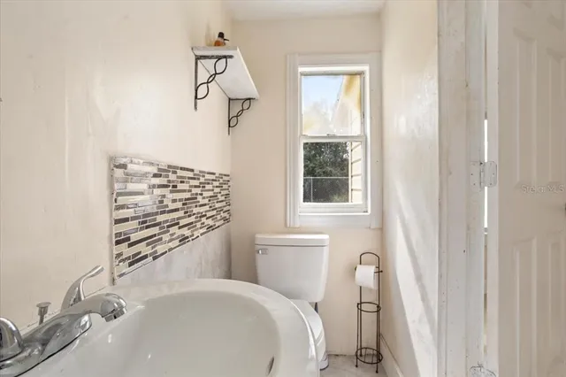 a view of entryway and kitchen