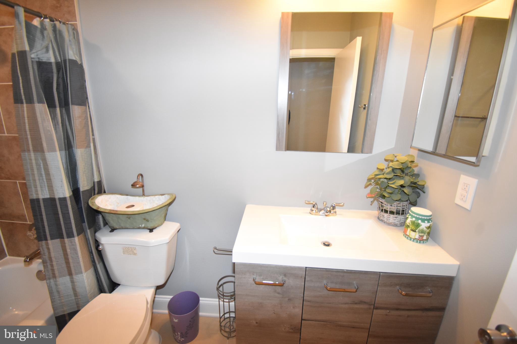 9038 Centerway Road Gaithersburg, MD 20879 - Photo 22 of 32 Full bathroom hallway