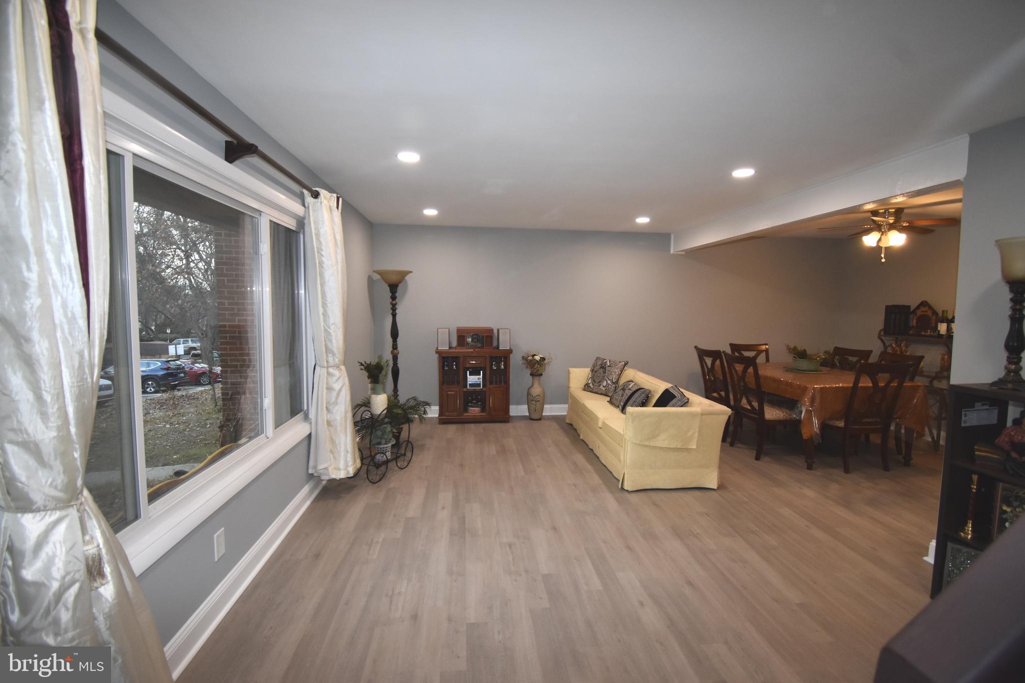 9038 Centerway Road Gaithersburg, MD 20879 - Photo 3 of 32 Livingroom