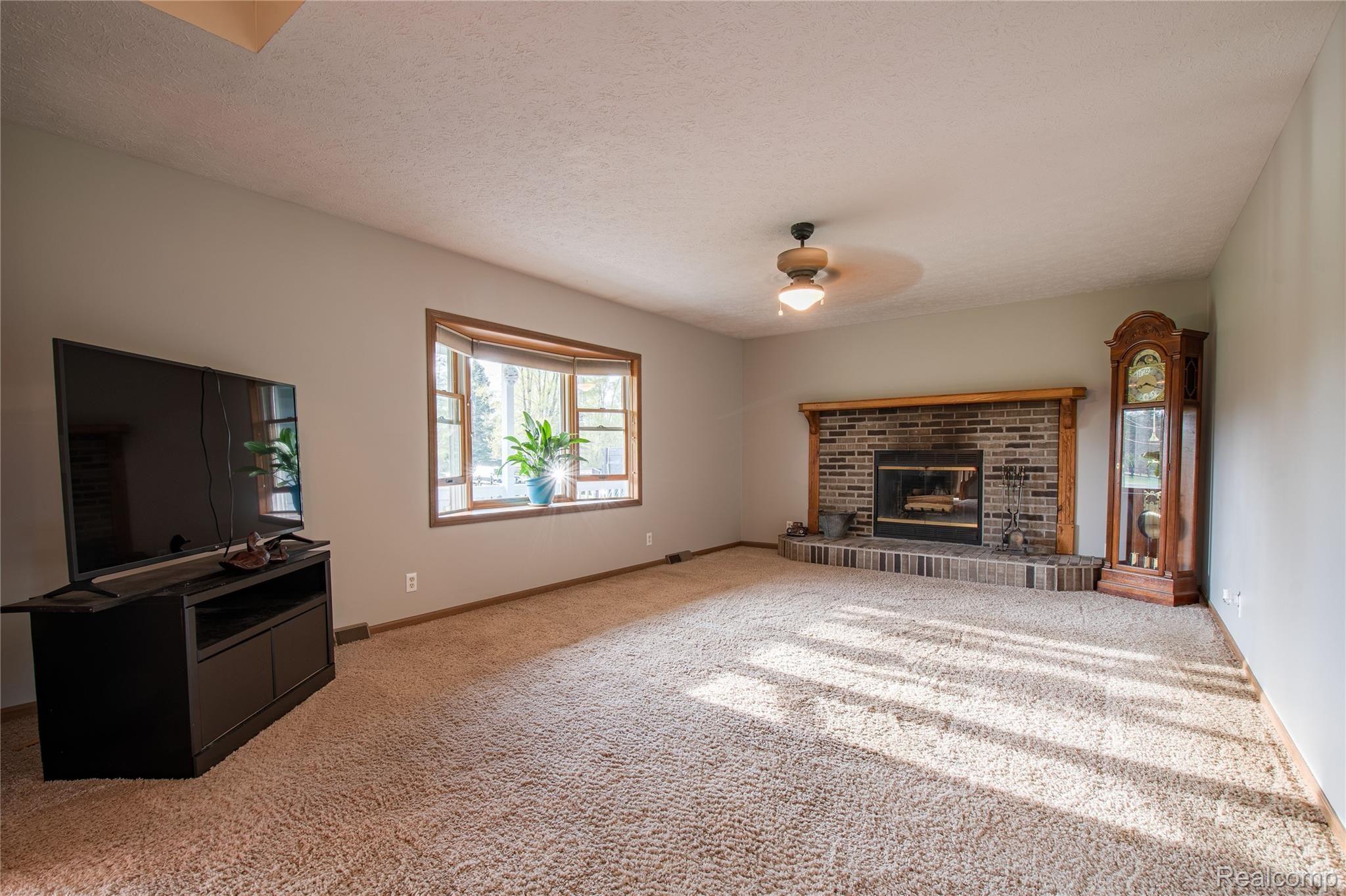 2107 Fisk Road Howell, MI 48843 - Photo 11 of 30 Family Room