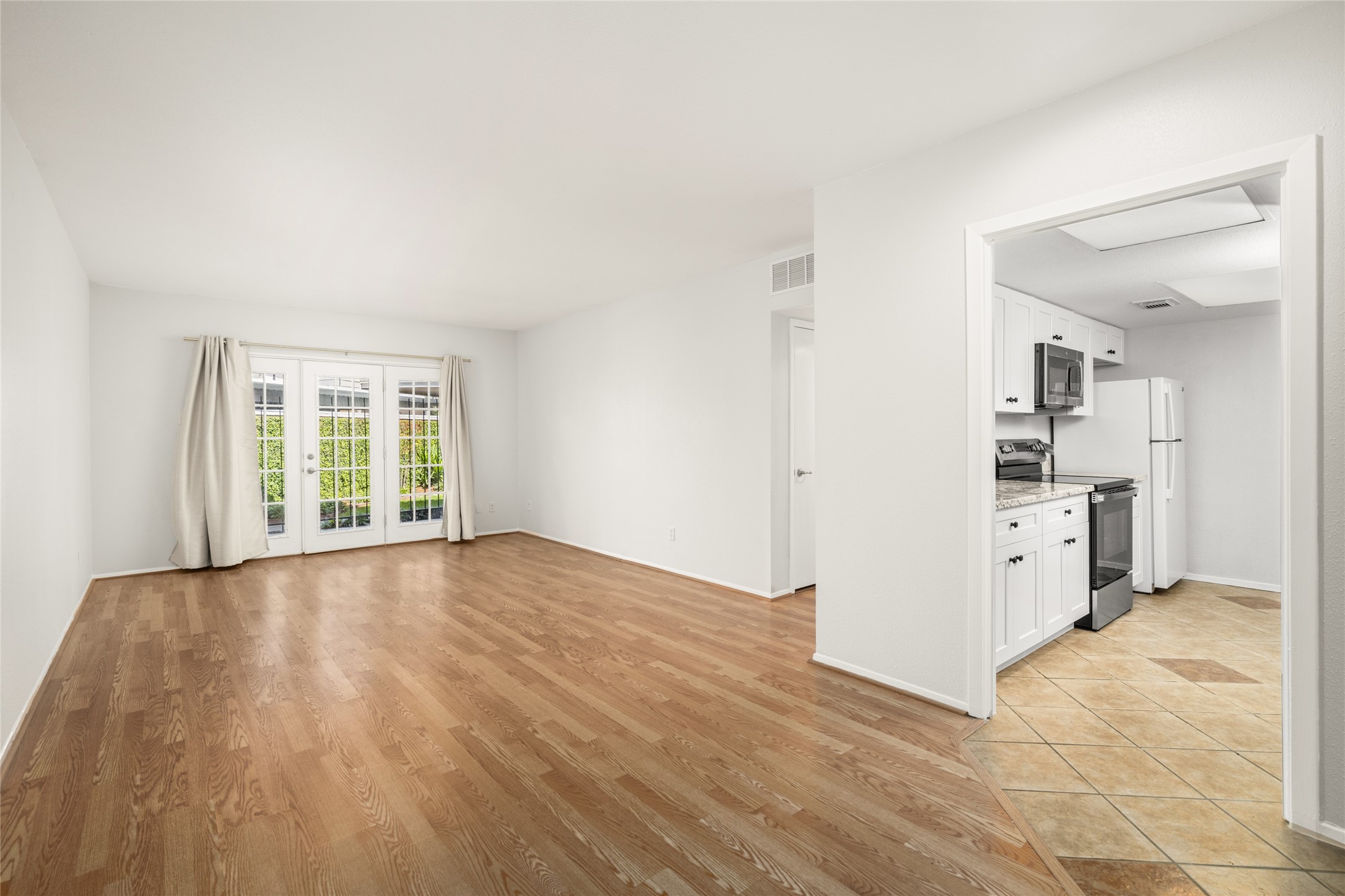 2238 South Piney Point Road, Unit 102 Houston, TX 77063 - Photo 20 of 34 LR2: Heading from the kitchen toward the back...