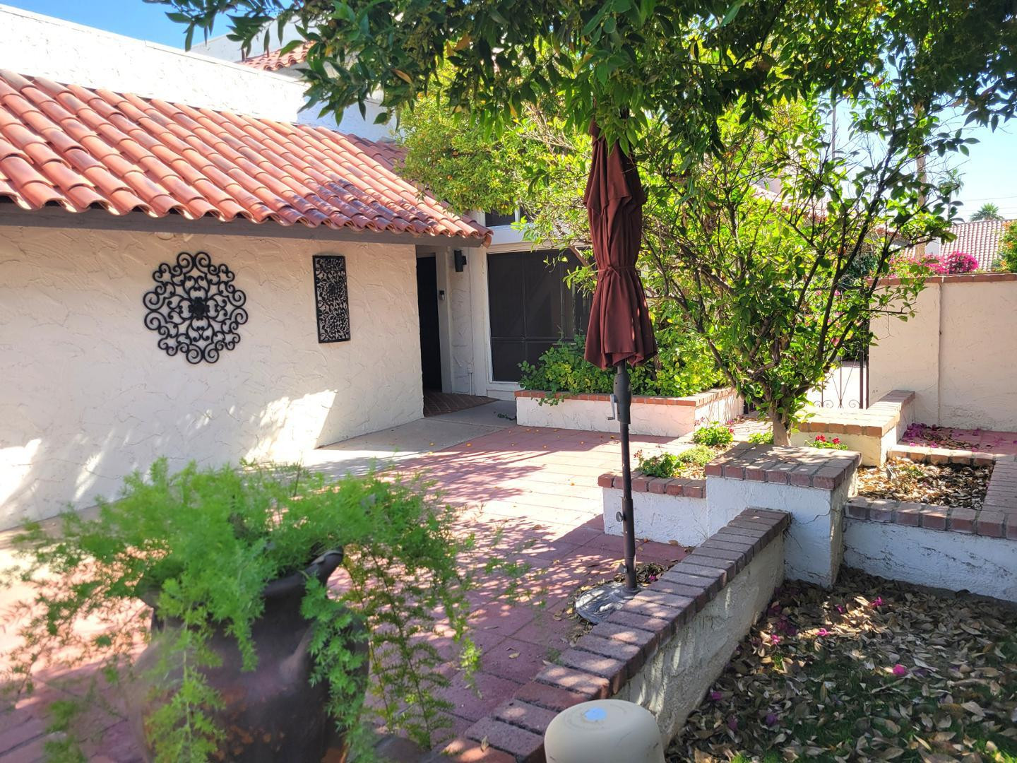 5770 North Scottsdale Road Paradise Valley, AZ 85253 - Photo 2 of 25 a front view of a house with garden