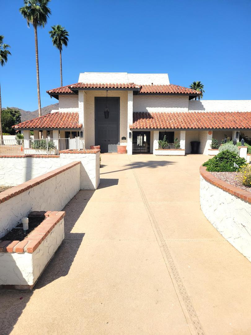 5770 North Scottsdale Road Paradise Valley, AZ 85253 - Photo 23 of 25 a front view of a building with retail shops