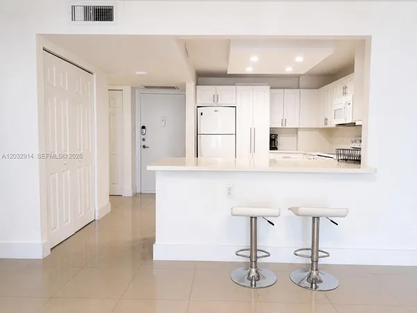 $2,700 | 1865 South Ocean Drive, Unit 8I, Hallandale Beach, FL 33009