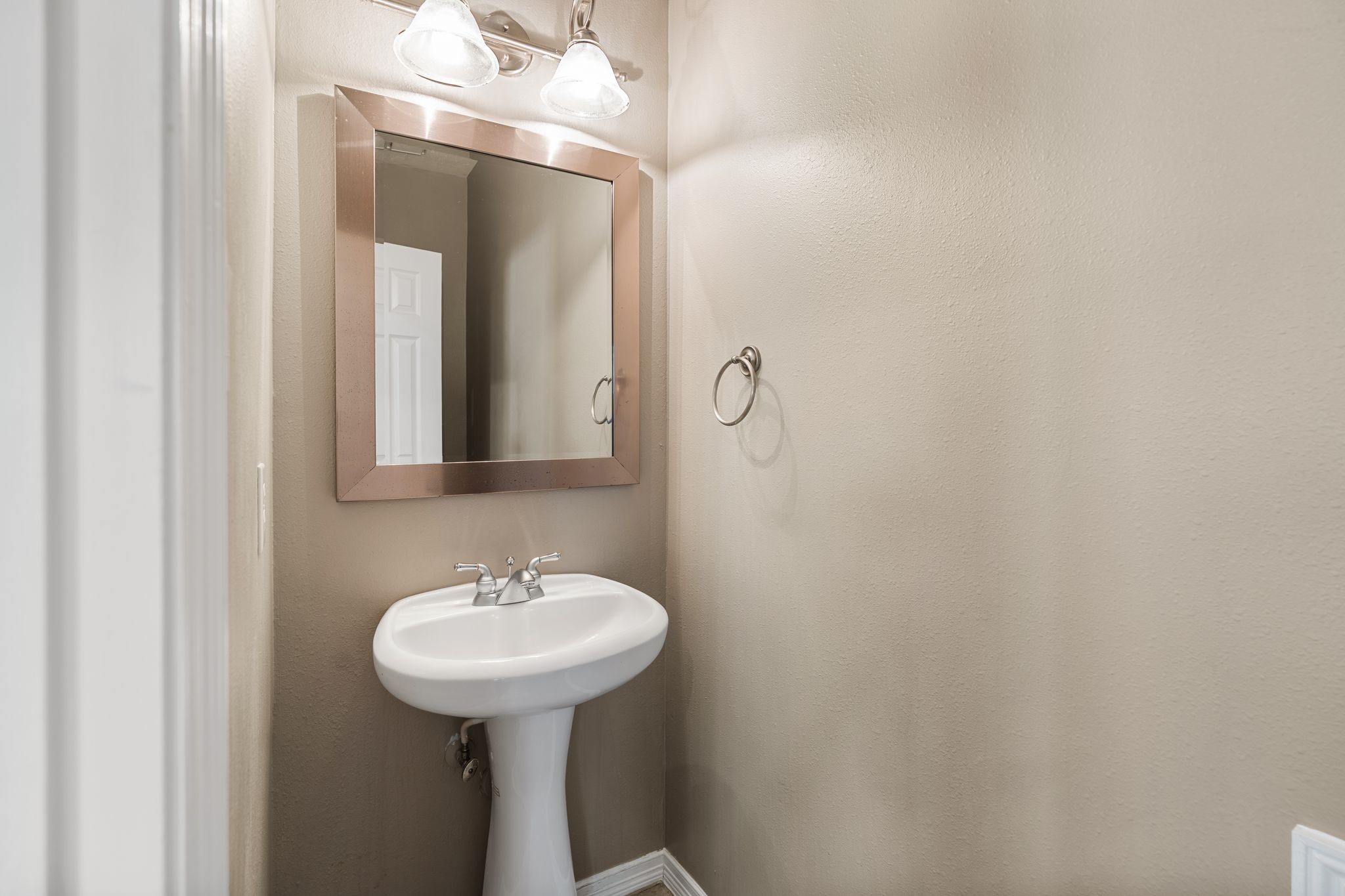 4223 Rose Street Houston, TX 77007 - Photo 16 of 40 Half Bathroom downstairs