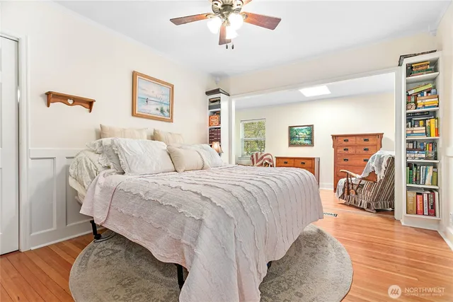 a view of a livingroom with furniture