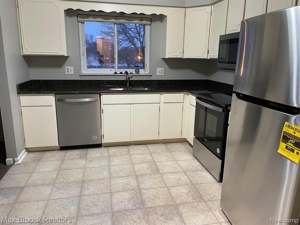 801 West Long Lake Road, Unit 7 Bloomfield Hills, MI 48302 - Photo 3 of 14