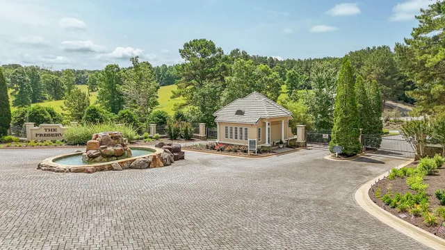 a view of a house with backyard and garden