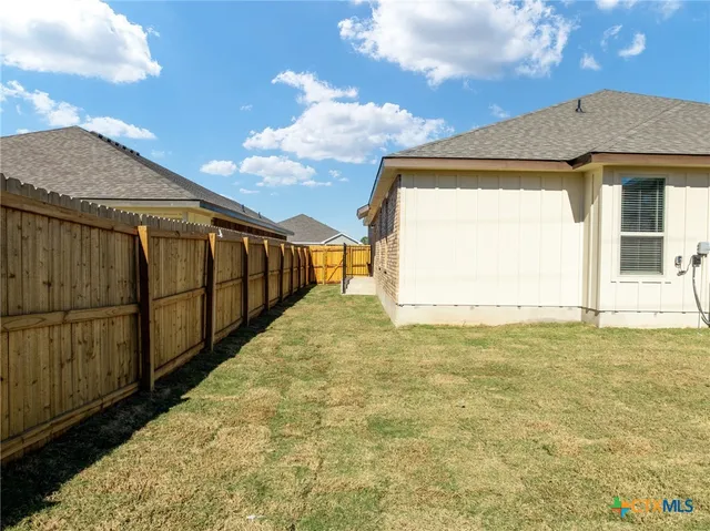 a view of an house with backyard and garden