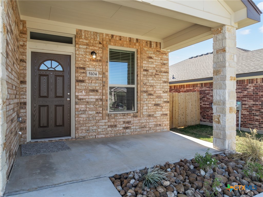 5104 Rose Gdn Loop Killeen, TX 76542 - Photo 4 of 29 a front view of a house with a yard