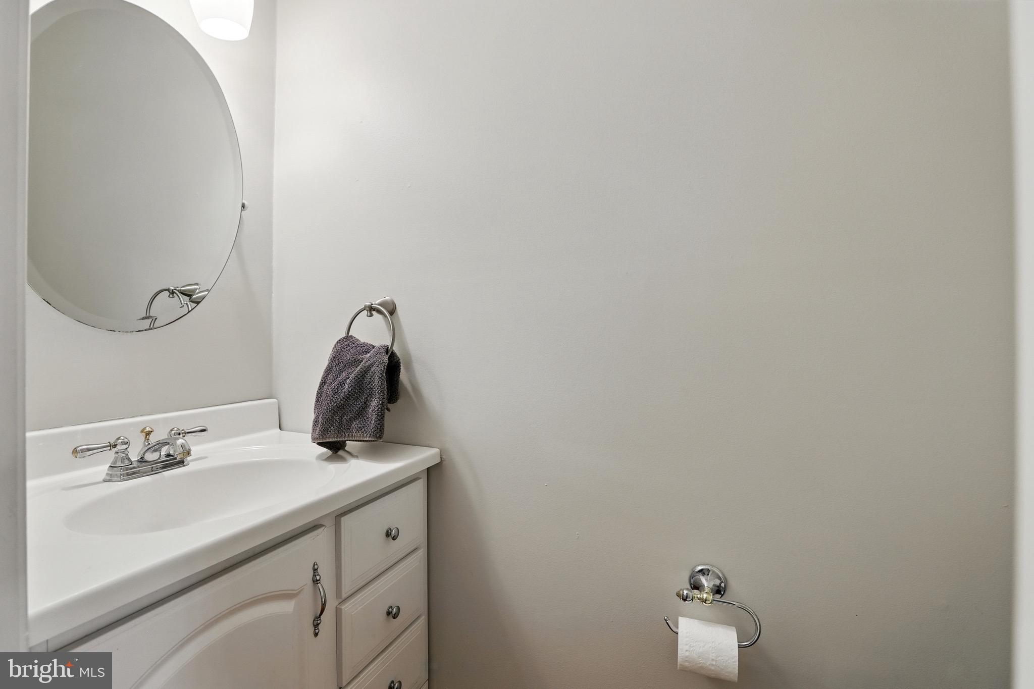 5529 Raider Drive Warrenton, VA 20187 - Photo 11 of 36 Main level Half bath