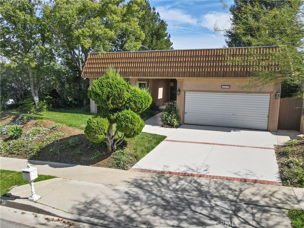 3136 Voltaire Drive Topanga, CA 90290 - Photo 3 of 48 a view of a garden with plants
