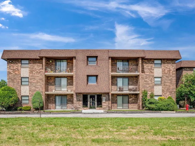 $127,700 | 2237 175th Street, Unit 1B, Lansing, IL 60438
