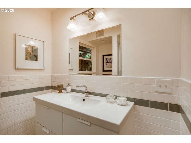 9400 Southwest View Point Terrace Portland, OR 97219 - Photo 15 of 32 Gallery Image 15