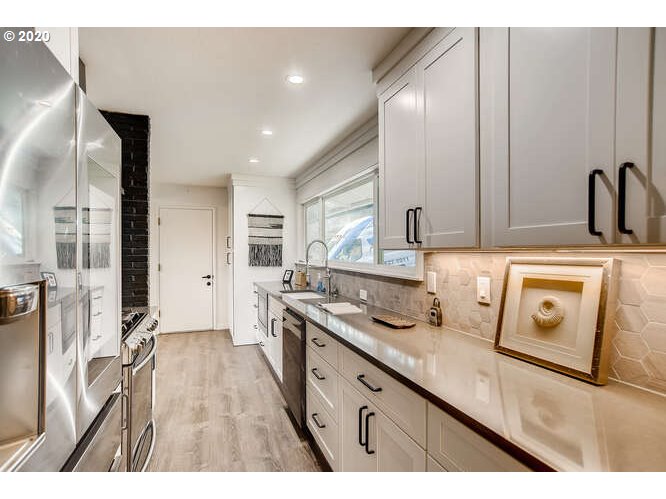 9400 Southwest View Point Terrace Portland, OR 97219 - Photo 4 of 32 Gallery Image 4