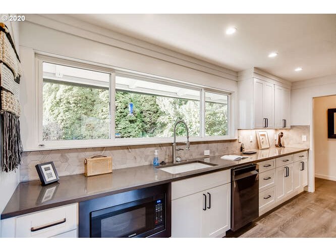 9400 Southwest View Point Terrace Portland, OR 97219 - Photo 5 of 32 Gallery Image 5