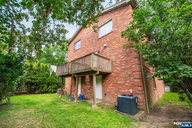 a view of a house with backyard and garden