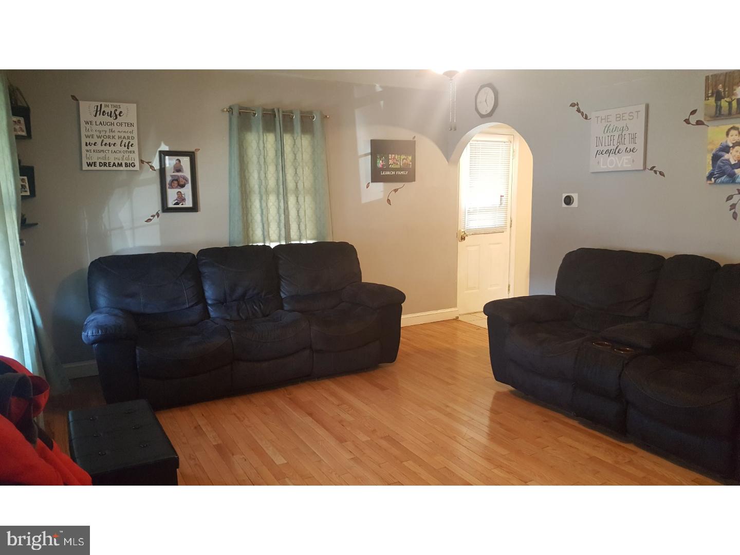 515 Harding Avenue Reading, PA 19607 - Photo 5 of 19 Living Room