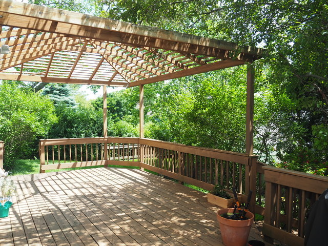 323 Bryan Drive Cary, IL 60013 - Photo 19 of 21 a porch with a table in balcony