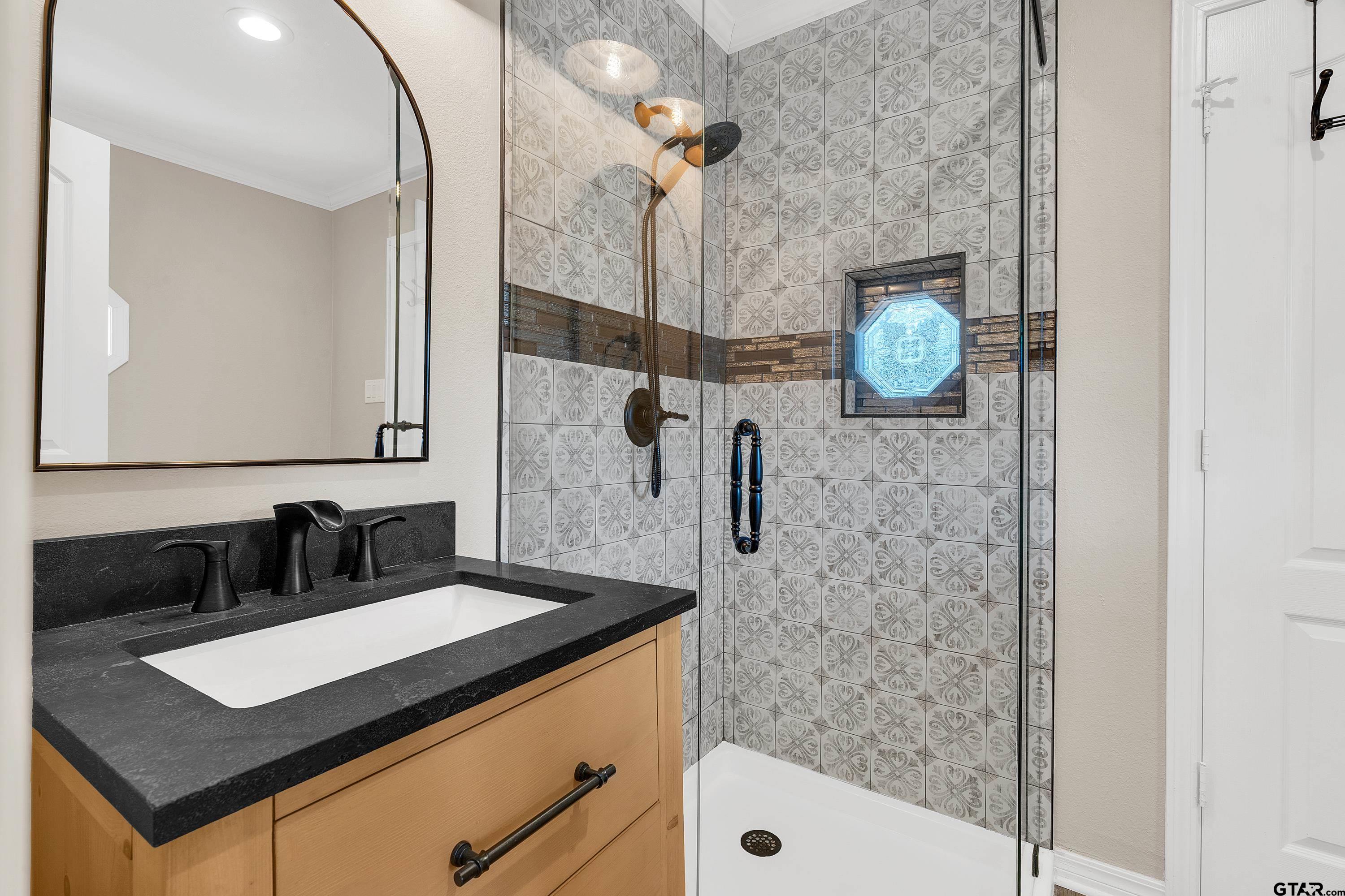 473 Cupit Street Longview, TX 75604 - Photo 27 of 48 front bathroom