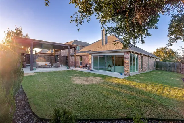 a view of a house with a backyard