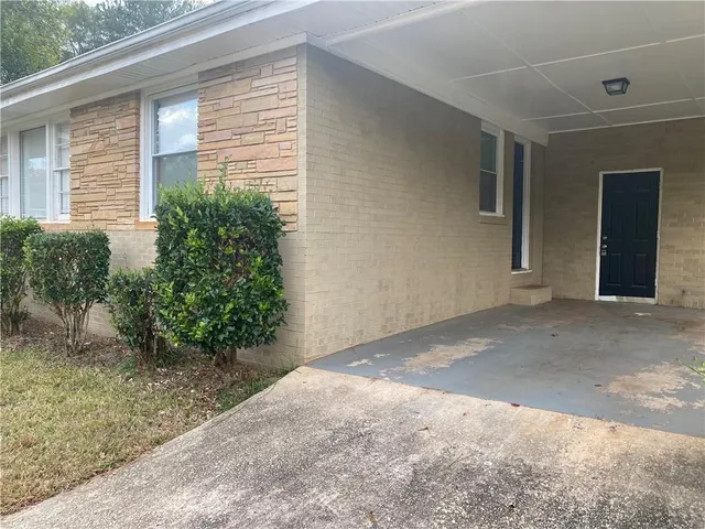 a view of a house with backyard and garden