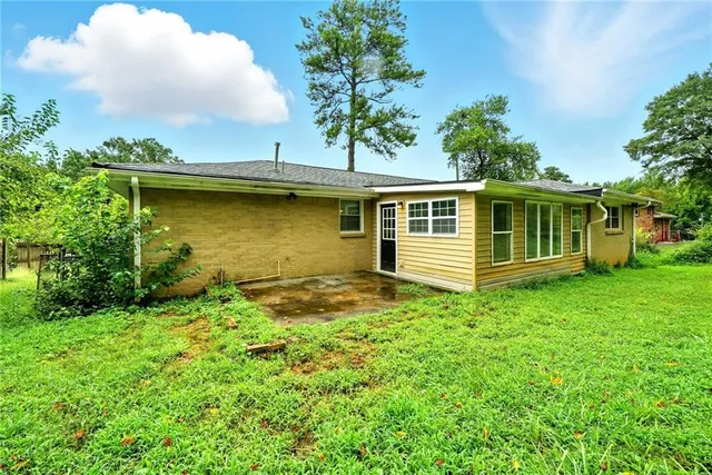 a view of a house with a backyard