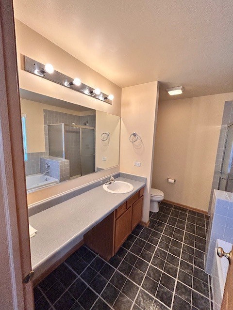 623 Waterview Court Naperville, IL 60563 - Photo 14 of 22 a bathroom with a sink mirror and a bath tub