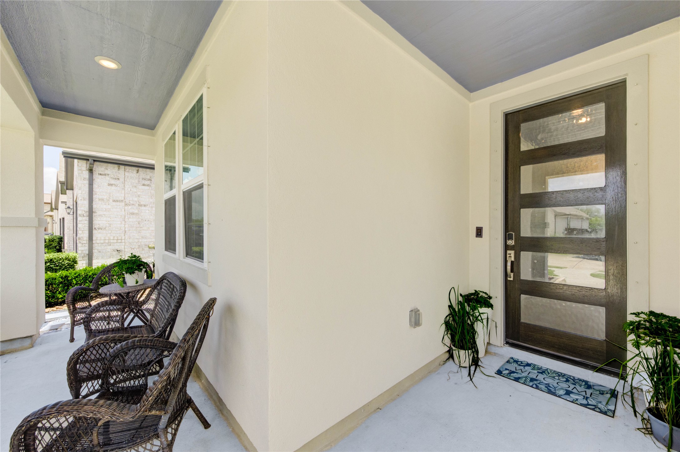 4050 Shackleton Court Iowa Colony, TX 77583 - Photo 6 of 48 a room with furniture and a potted plant