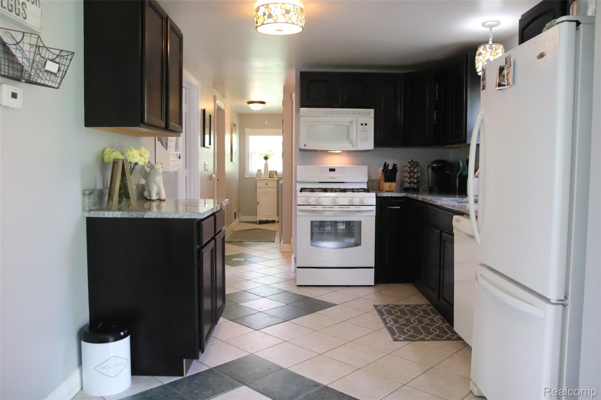 23631 Elwell Road Belleville, MI 48111 - Photo 6 of 25 1D3CB69E-58D2-44BA-B337-1EE0AD92C9CB.jpeg