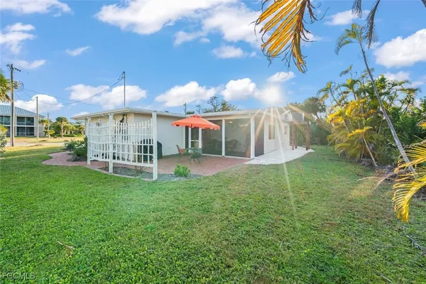 a view of a backyard