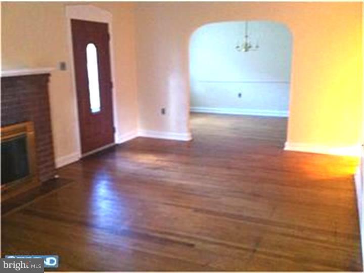 546 South Forklanding Road Maple Shade, NJ 08052 - Photo 5 of 17 Living Room