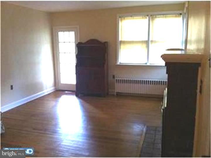 546 South Forklanding Road Maple Shade, NJ 08052 - Photo 6 of 17 Living Room