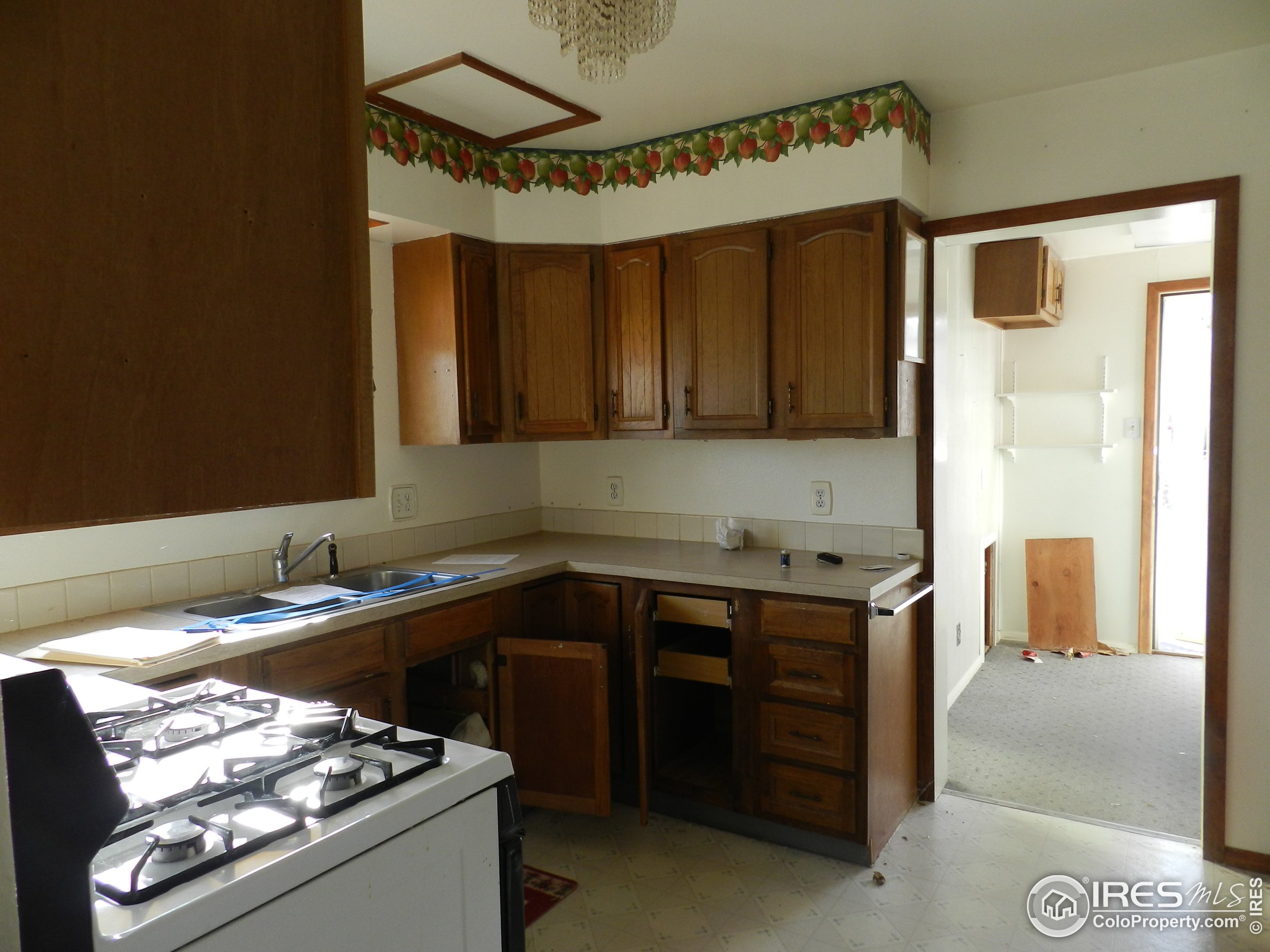 827 Prospect Street Fort Morgan, CO 80701 - Photo 7 of 19 a kitchen that has a sink and a stove