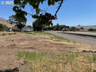 9251 State Route 14 Wishram, WA 98673 - Photo 20 of 30 a view of a yard with wooden fence
