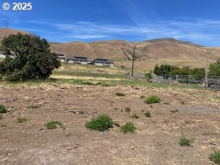 9251 State Route 14 Wishram, WA 98673 - Photo 3 of 30 a view of a road with an ocean view