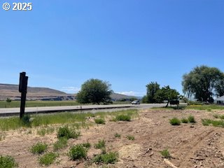 9251 State Route 14 Wishram, WA 98673 - Photo 6 of 30 a view of a lake with a big yard