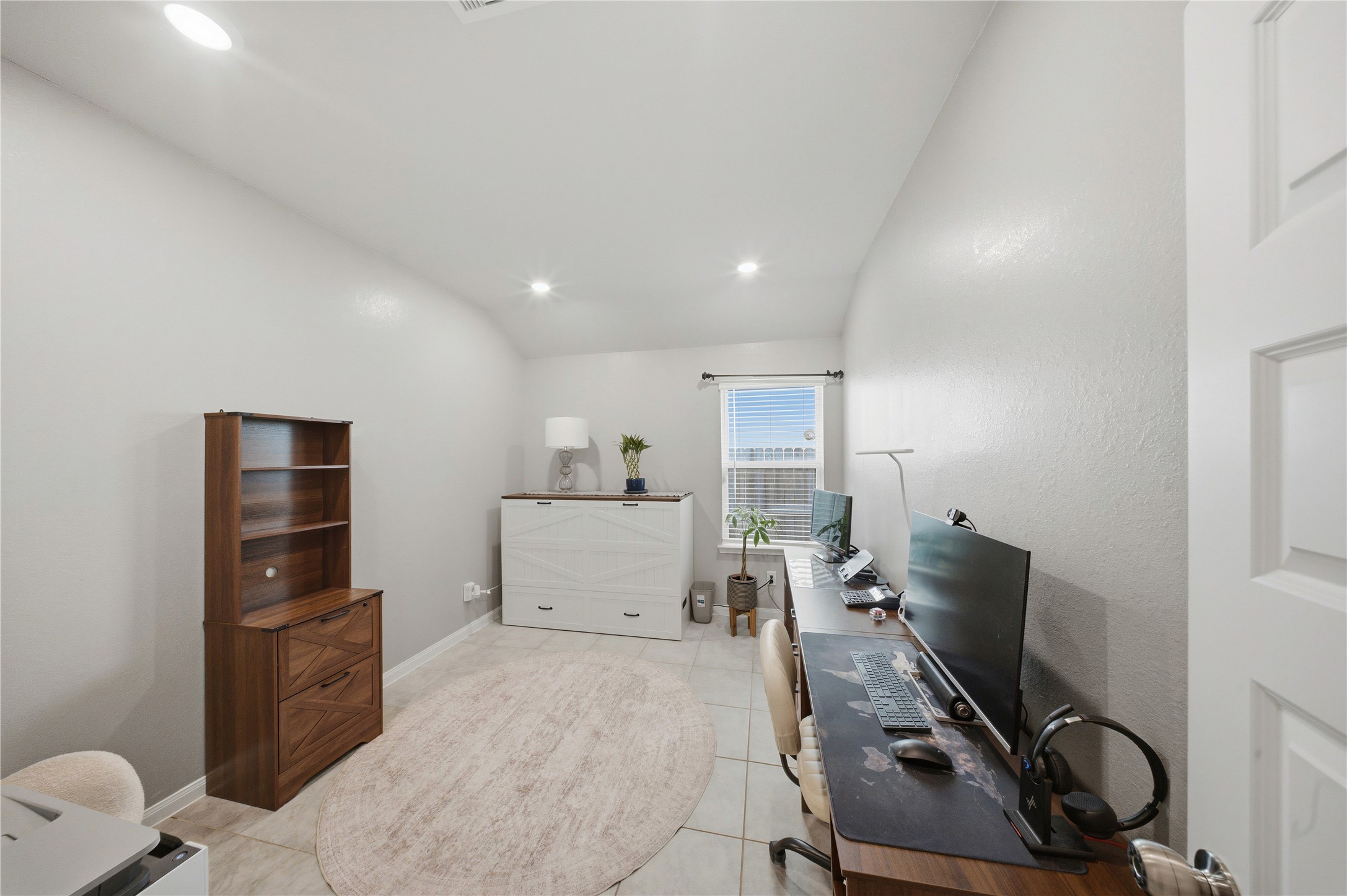 815 Barstow Drive Rosharon, TX 77583 - Photo 9 of 23 Versatile additional space offering flexibility for a variety of uses.
