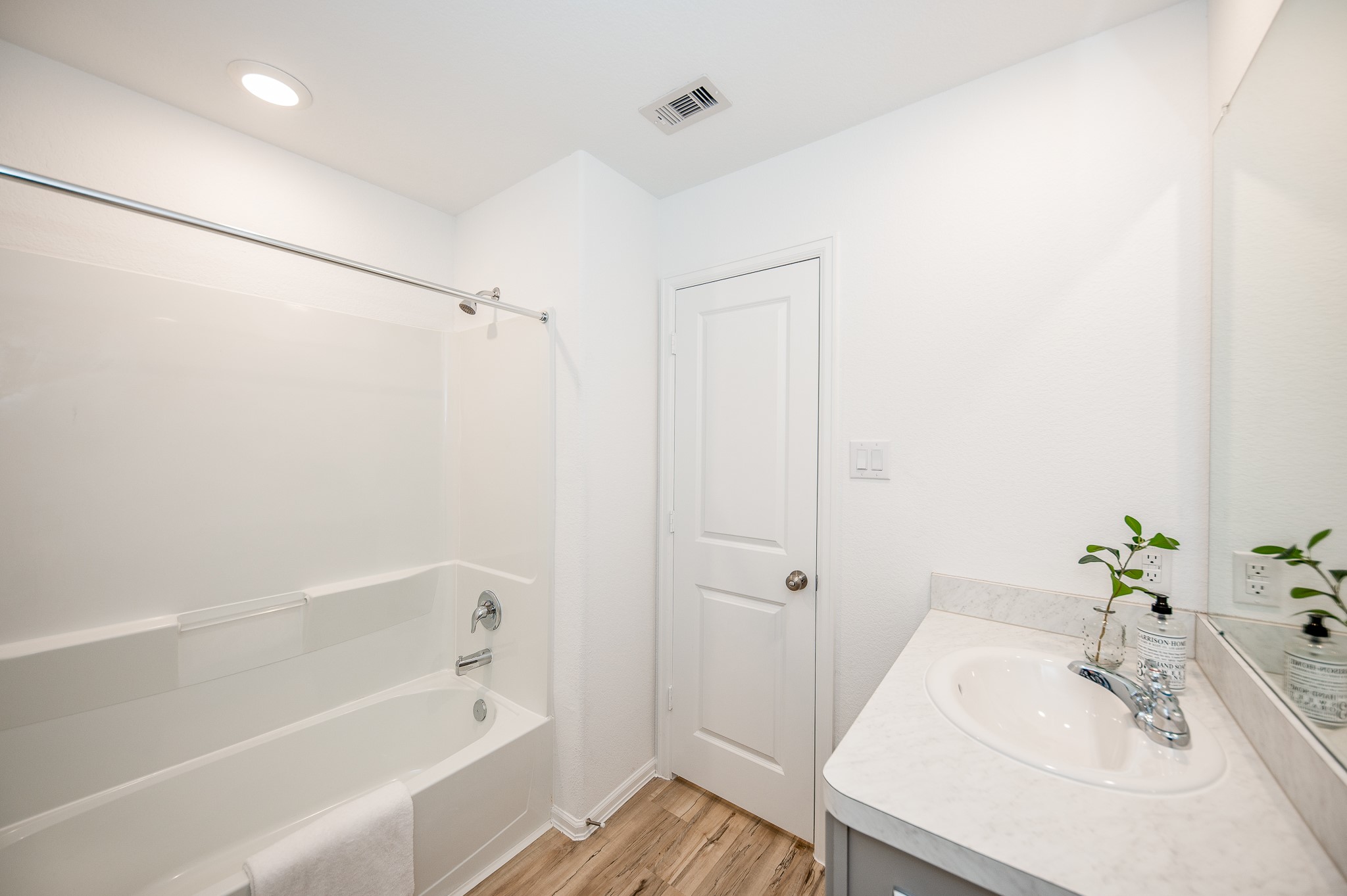 140 Austin Street Angleton, TX 77515 - Photo 24 of 27 Secondary bathroom with a tub/shower combo.