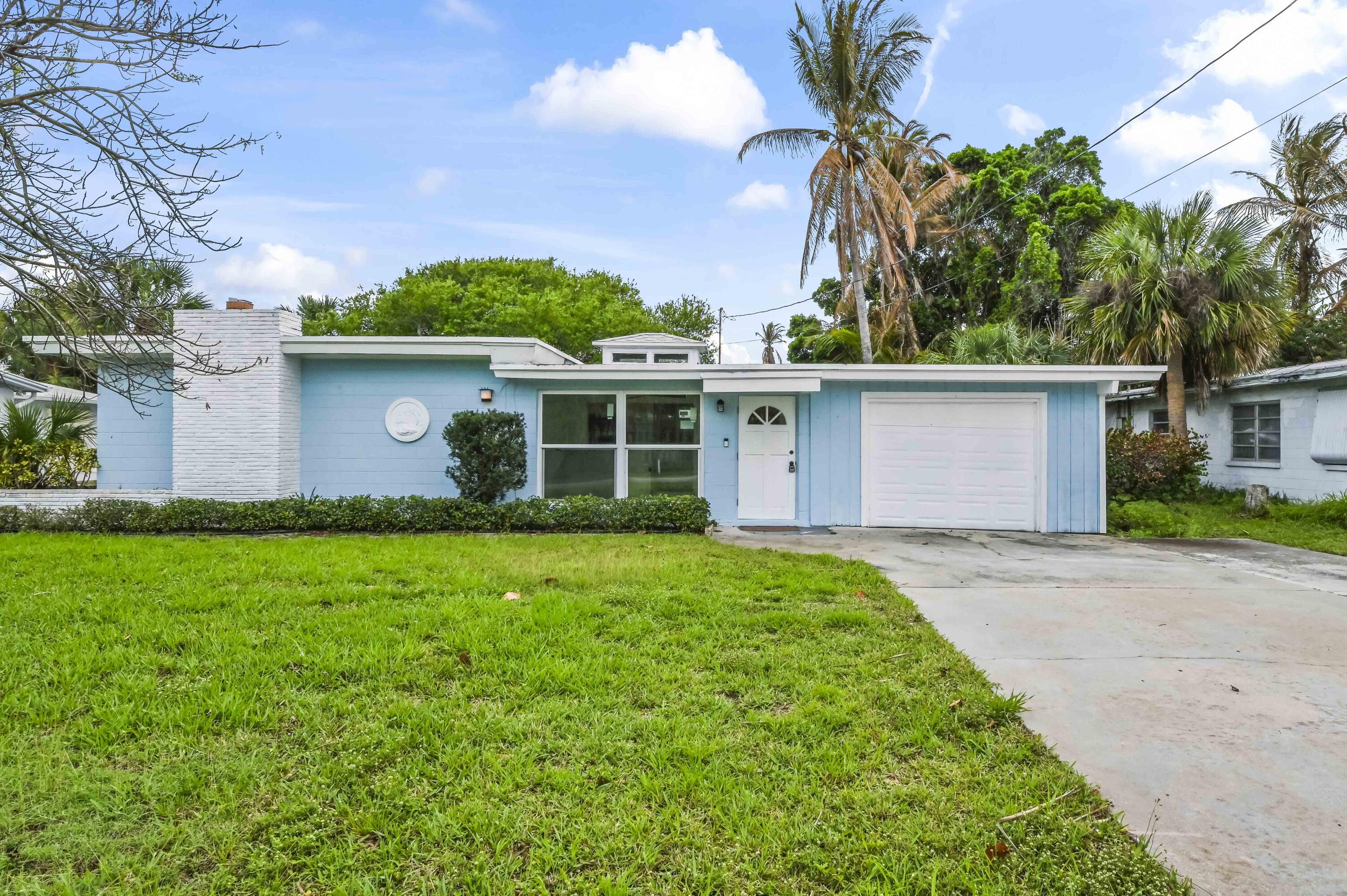 1919 Mimosa Avenue Fort Pierce, FL 34949 - Photo 5 of 33 02 Front 02
