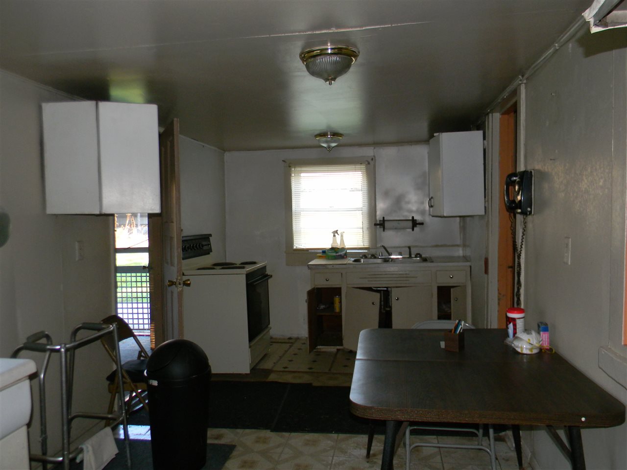 10063 Everona Road Unionville, VA 22567 - Photo 11 of 41 The rectangular kitchen has room for cooking and eating.
