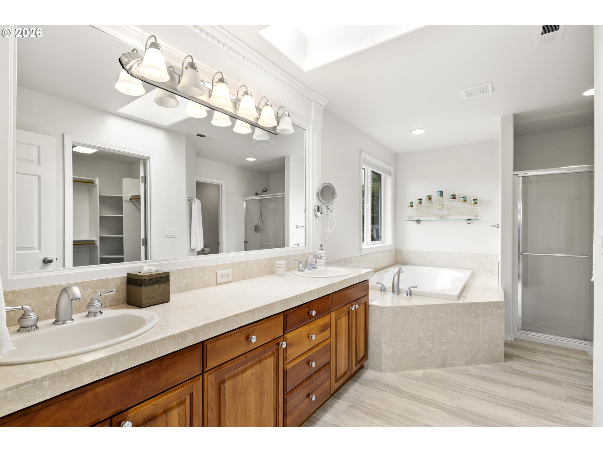 535 Maple Street Mount Angel, OR 97362 - Photo 26 of 48 a bathroom with a tub a sink and mirror
