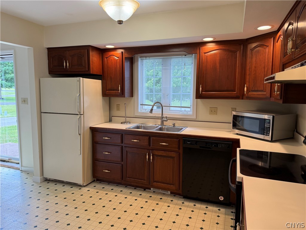 128 Hagan Circle Oneida, NY 13421 - Photo 5 of 23 Stove, refrigerator & dishwasher