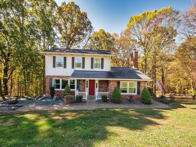 a view of a yard in front of house