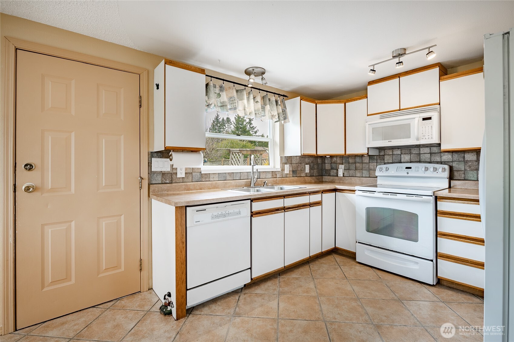 8262 Chilliwack Road Blaine, WA 98230 - Photo 10 of 40 Gallery Image 10