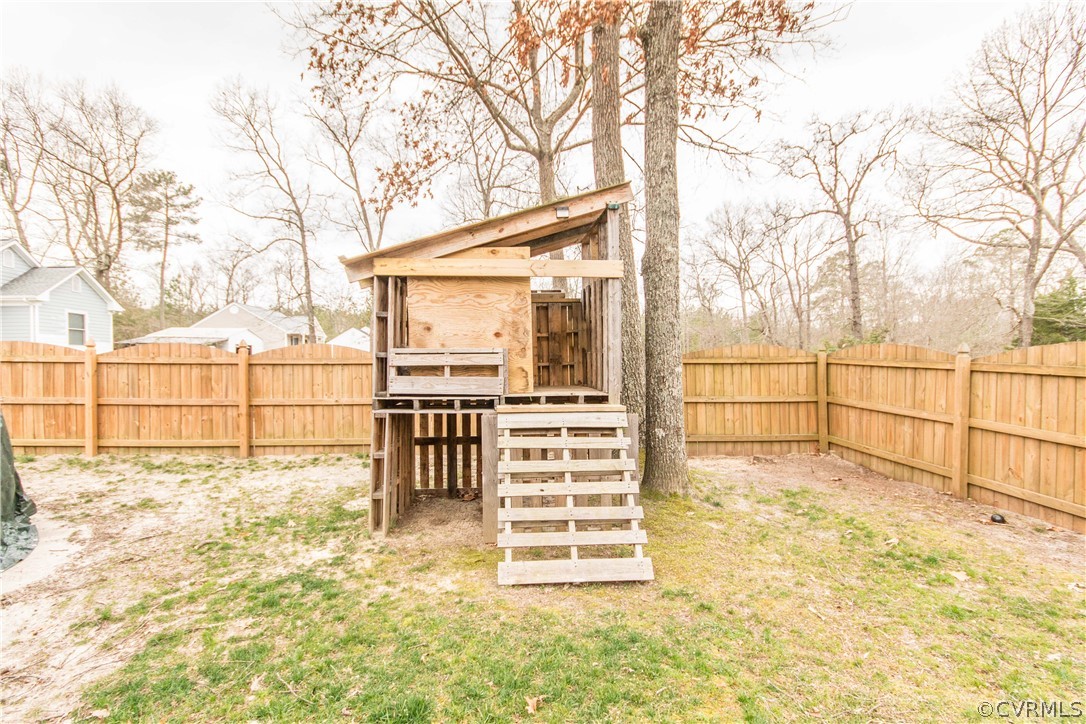 19600 Trumpeter Road Petersburg, VA 23803 - Photo 9 of 33 a view of a backyard