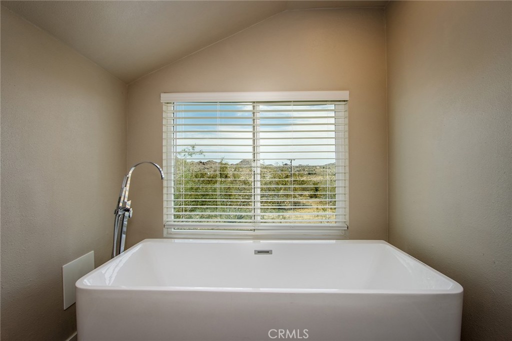 9073 Tortuga Trail Joshua Tree, CA 92252 - Photo 21 of 39 a bathroom with a bathtub