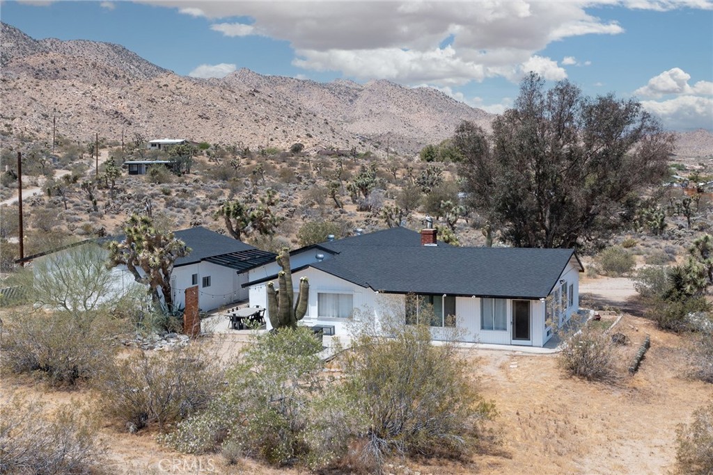 9073 Tortuga Trail Joshua Tree, CA 92252 - Photo 3 of 39 front view of a house with a yard